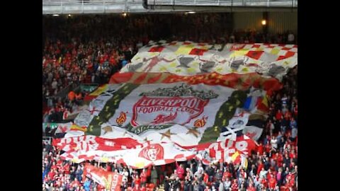 Torcedores do Liverpool se unem para cantar hino do clube