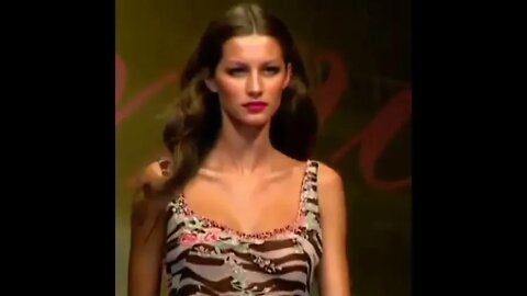 Giselebundchen in Blumarine Spring/Summer 2000 FashionShow