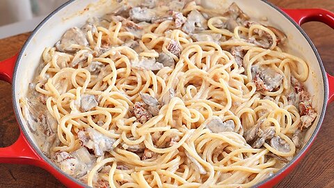 Spaghetti with creamy mushroom sauce, complemented by sun-dried tomatoes!