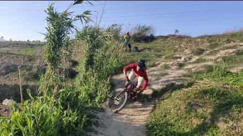 Il dévale une pente à vélo et se rétame!