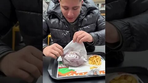 CUM ARATA CEL MAI SCUMP BURGER DE LA BURGER KING #oguritamica #mancaciosul #mancare