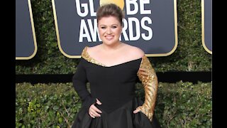 Kelly Clarkson is staying positive amid divorce