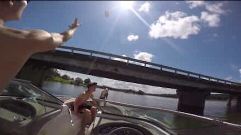 Lancio epico di una lattina da una barca sopra un ponte