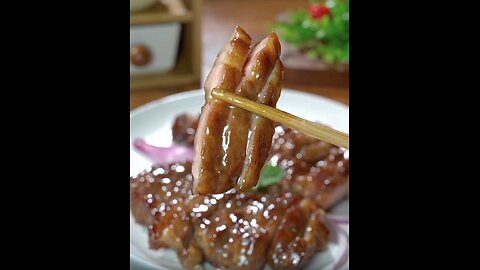 Pan-fried pork chop, tender, juicy and charred, the kids are eager to eat it