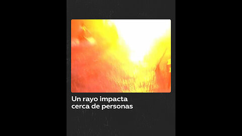 Un rayo cae cerca de un grupo de personas en la provincia de Moscú