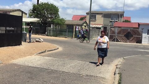 SOUTH AFRICA - Cape Town - Sandra Janjies gives Bonteheuwel children Christmas Gifts. (Video) (fCz)