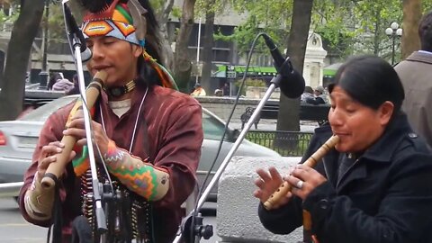 🎼 Ecuadorians playing Santiago streets in Chile/ Equatorianos tocando ruas de Santiago no Chile