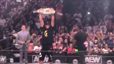 Bucks MVP Giannis Antetokounmpo appears at AEW pro wrestling event in Milwaukee