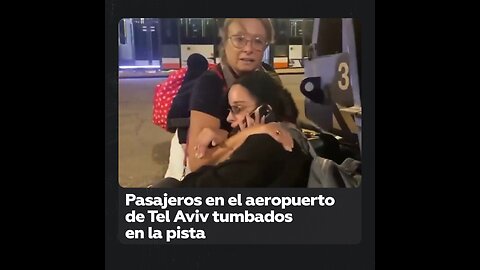 Pasajeros de un vuelo en el aeropuerto de Tel Aviv tumbados en la pista