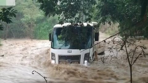 Lluvias en Veracruz dejan un autobús de pasajeros atrapado