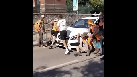 PAID CLIMATE THUG ACTIVIST🧟‍♂️🚧🚕BLOCKS ROADS🧟🛻STREETS IN UNITED KINGDOM🇬🇧🧟‍♀️🚧🛗🚗💫