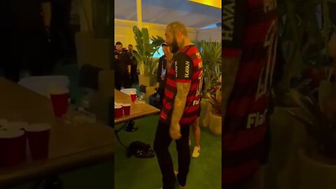 Post Malone jogando Beer Pong com a camisa do Flamengo