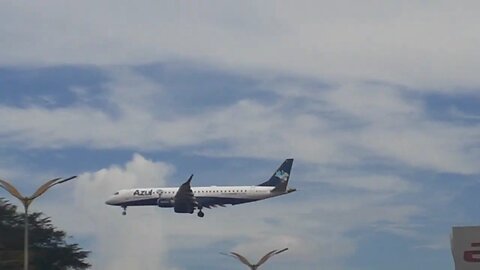 Embraer 195 filmado às pressas por mim em Manaus vindo de não sei onde