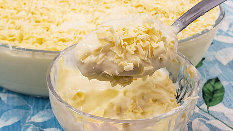 Powdered milk mousse with white chocolate shavings