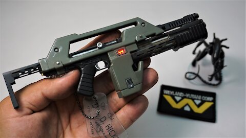 Miniature M41A pulse rifle from "Aliens" movie in 1:4 scale