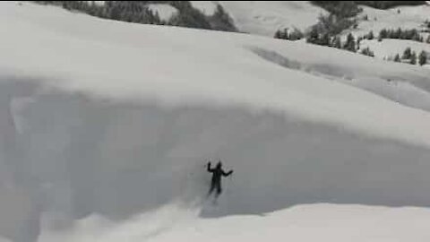 Esquiador estatela-se contra encosta de neve