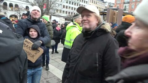 Nej till Vaccinpass 22:a januari – Folk samlas på Norrmalmstorg