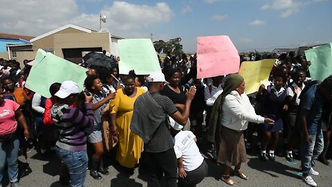 SOUTH AFRICA - Cape Town - Silversands and Mfuleni residents clash over school(Video) (GFz)