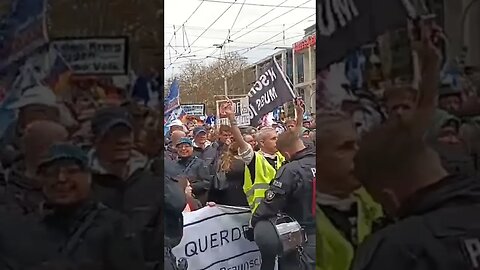 Polizeikette lässt Demozug weiterlaufen Grossdemo 29.04.23