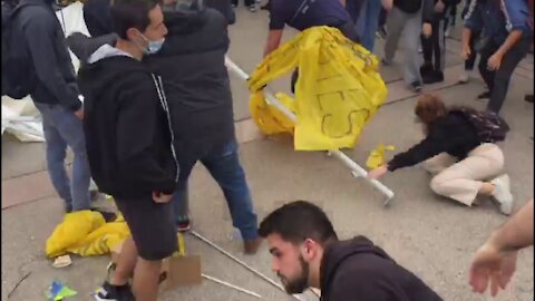 Grupos independentistas destrozan la carpa de estudiantes catalanes en la UAB