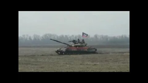 ⬛🟦🟥⚠ — Footage shows Donetsk People's Republic's (DPR) People's Militia T-64 & T-72 Tanks #russia