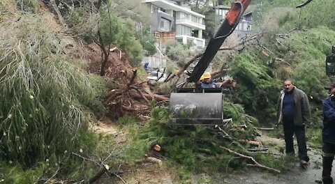 WATCH: Heavy rains and strong winds causes havoc in Cape Town (DtH)