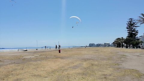 SOUTH AFRICA - Cape Town - 90 Year Old Paraglider (Video) (56G)