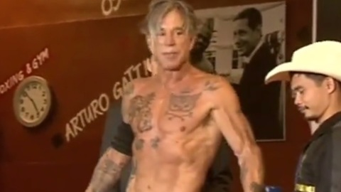 Actor Mickey Rourke prepares for boxing match in Moscow