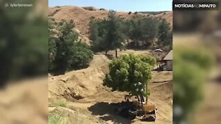 Motociclista salta por cima de casa!