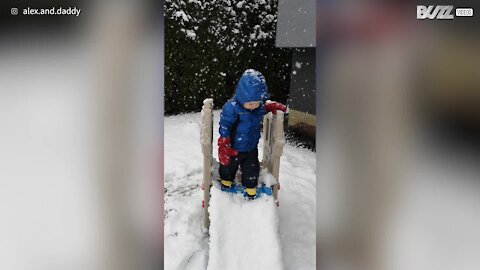 Bebê cai de escorregador coberto de neve