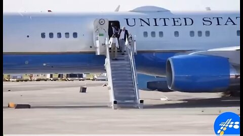 Kamala’s Fake Airport Crowd / AI Crowd