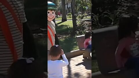 CHAVES E CHIQUINHA FAZENDO ALEGRIA DAS CRIANÇAS NA PRAÇA, LIKE