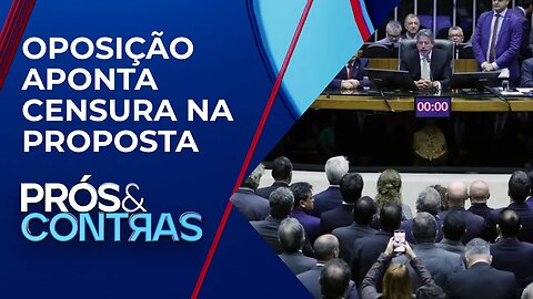 Câmara aprova urgência na votação do PL das Fake News | PRÓS E CONTRAS