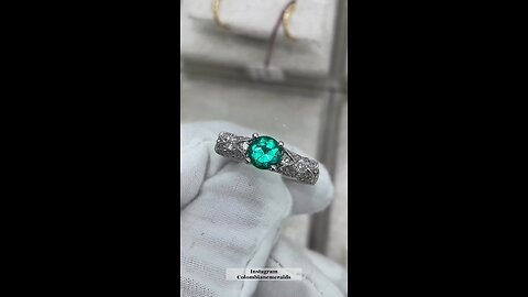 Intricate angel wings round vivid 2.70tw emerald & diamond anniversary engagement ring