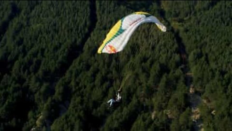 Profissional executa acrobacias de tirar o fôlego em parapente