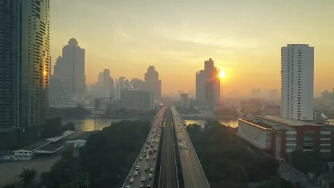 Voando ao longo da ponte Taksin em 4K