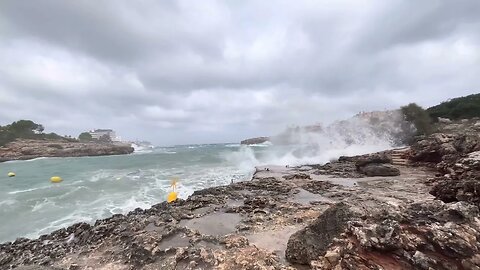 Ocean waves crashing on clifside ambiance