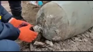 Ukrainians Defuse Bomb With Bare Hands and Water Bottle