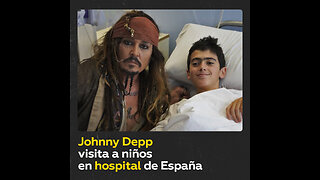 Johnny Depp vestido de Jack Sparrow visita a niños de un hospital en España