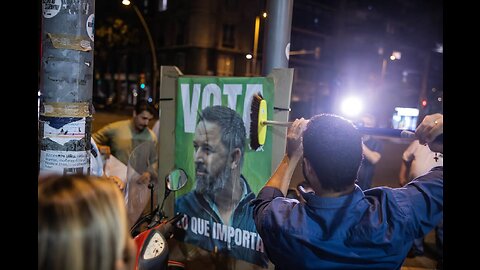 VOX inicia la campaña del 23J en Barcelona con una pegada de carteles