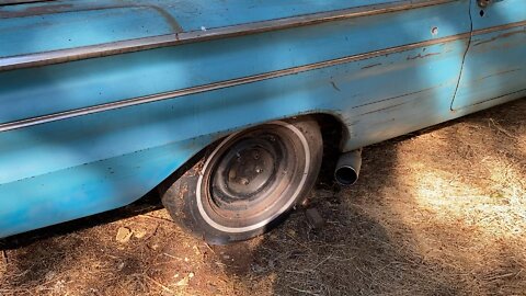 1960 Pontiac Catalina with the original 389 idling.