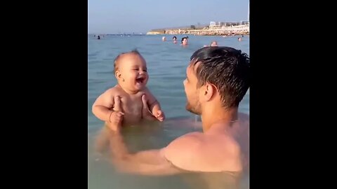 Funny baby reaction on a beach 🥳☺️😂