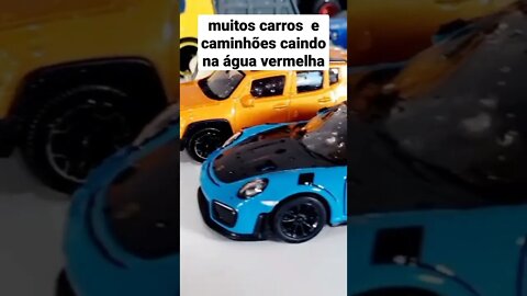 muitos carros e caminhões caindo na água vermelha! #shorts #short #carros #diecastcars #coolcars