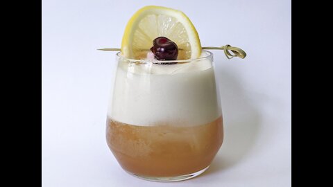 HOW TO MAKE AN AMARETTO SOUR COCKTAIL