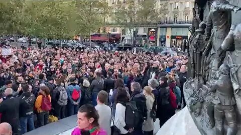 Minute's silence this evening on the Place de la République in Paris