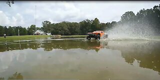 Hydroplane Battle! Traxxas Slash 2wd vs Rustler 2wd