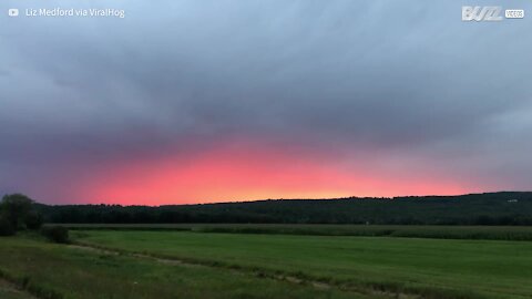 Ciclistas registram incrível pôr-do-sol durante tempestade