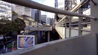 Jovem efetua salto perigoso de parkour