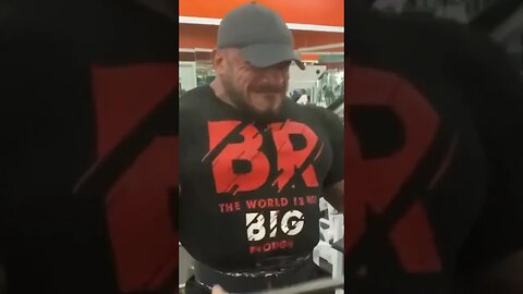 BIG RAMY COM O FÍSICO IMPRESSIONANTE TREINANDO BÍCEPS | BODYFITLIONS