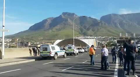 South Africa - Cape Town - Taxi Drivers Block Roads (Video) (rTe)